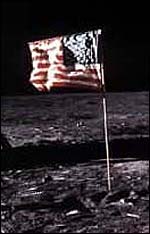 Bandera estadounidense sobre la superficie de la luna. 