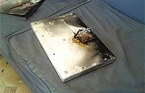 Explota la batería de un Macbook dejando el portátil completamente destrozado
