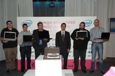 Los cinco ganadores del concurso con representante de Intel