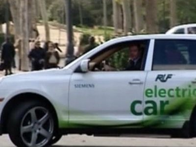 Telefónica y Endesa presentan la primera cabina para recargar coches eléctricos