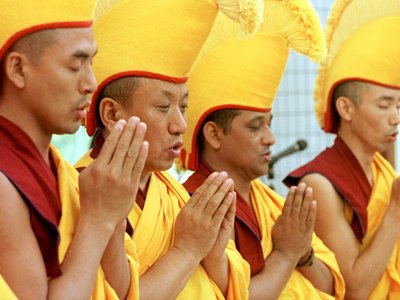 Fabricante de iPhones contrata monjes budistas para acabar con su mala suerte