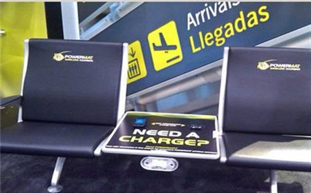 Asientos de aeropuerto que recargan móviles y portátiles de forma inalámbrica