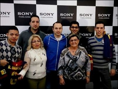 Andrés Iniesta se reúne con los primeros compradores del nuevo smartphone Xperia Z de Sony