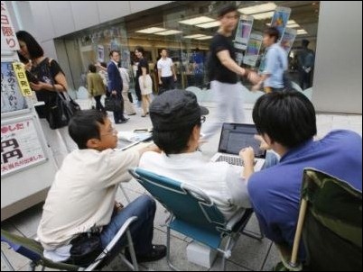 Japoneses ya acampan en la calle a la espera del nuevo iPhone