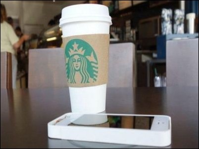 Starbucks instala cargadores inalámbricos en sus cafés