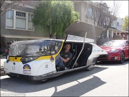Stella: El primer coche futurista que se alimenta de energía solar.