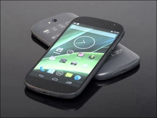 Llega el Yotaphone2, el primer smartphone con dos pantallas totalmente táctiles con personalidades muy diferentes.