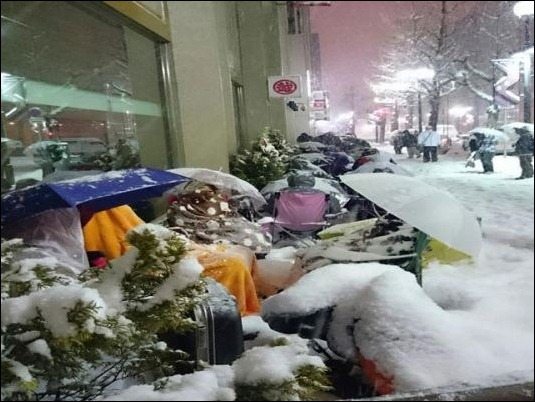 Seguidores japoneses de Apple soportaron frio y nieve para conseguir las “bolsas de la suerte”