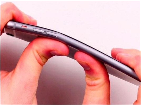 Apple se toma la revancha patentando un “iPhone flexible”