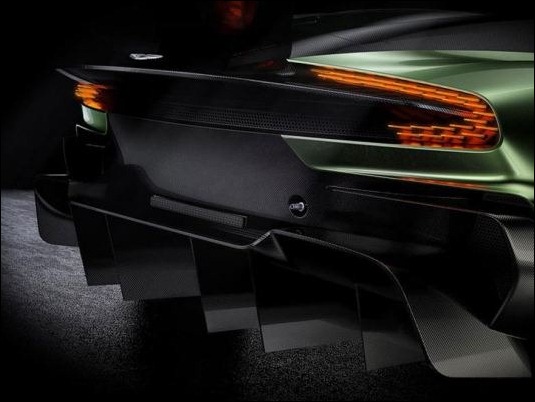 Vulcan, el superexclusivo coche de Aston Martin que "escupe fuego"