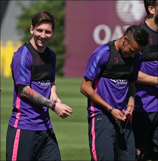 Messi y Neymar, con la pulsera Visa -contactless- de CaixaBank