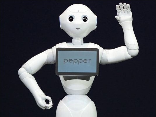 Pepper, el robot "sensible", se agotó un minuto después de salir a la venta en Japón