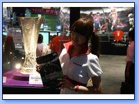 Las Booth Babes de Konami  muestran el FC Barcelona a los gamers japoneses