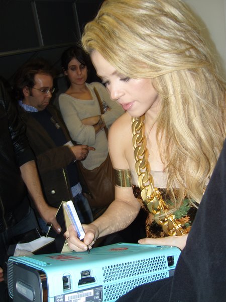 4.050 euros por la Xbox 360 firmada por Shakira
