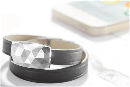 Louis Vuitton diseña una pulsera que te sugiere usar gorro, lentes o bloqueador según la radiación solar