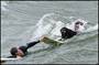 Dos policías locales se lanzan al agua y detienen a un surfista